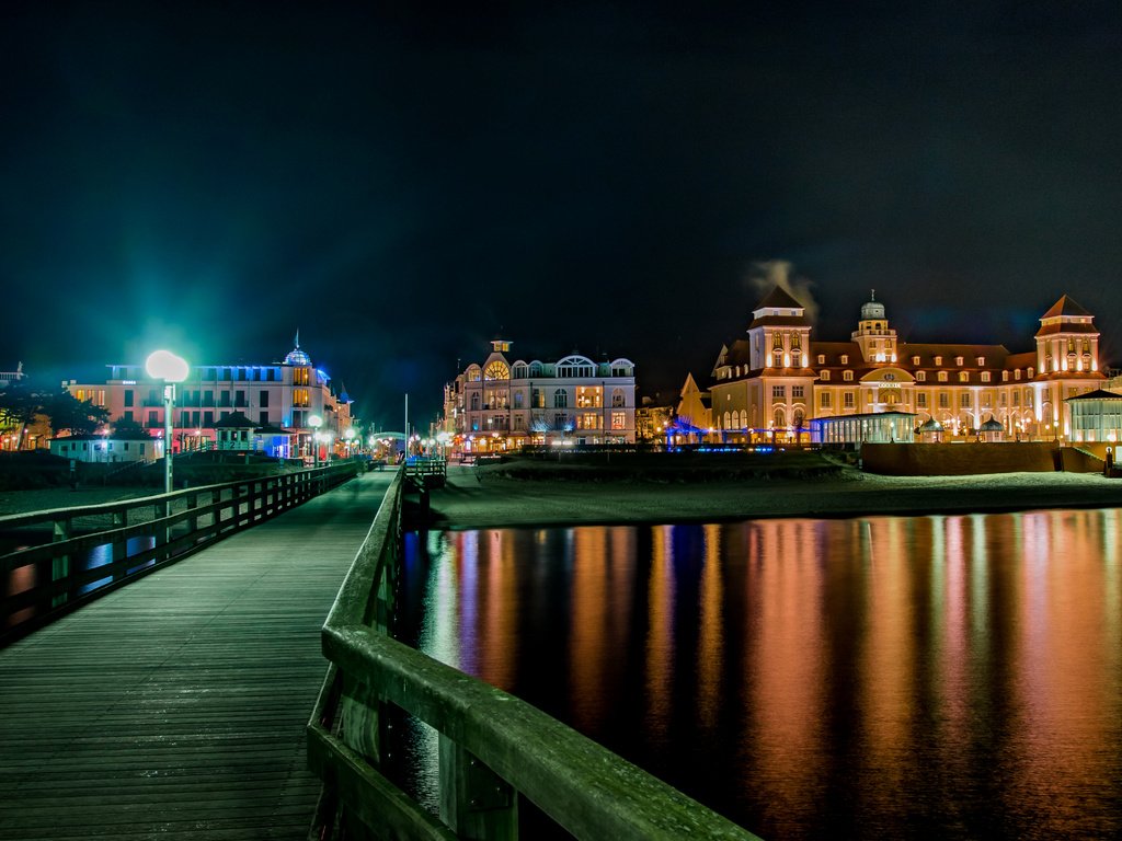 Обои ночь, фонари, огни, река, мост, дома, германия, binz, night, lights, river, bridge, home, germany разрешение 5000x2820 Загрузить