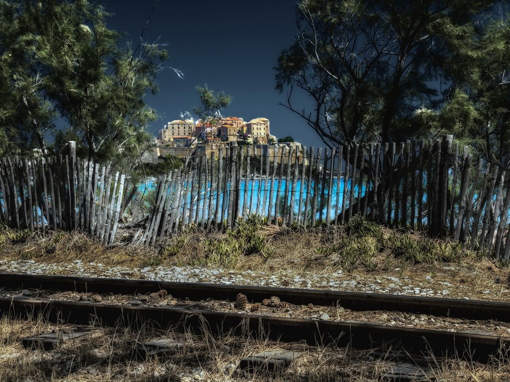 Обои железная дорога, город, забор, франци, корсика, calvi, railroad, the city, the fence, france, corsica разрешение 2560x1707 Загрузить