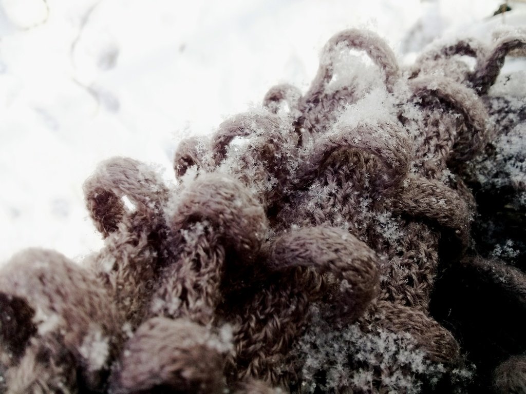 Обои снег, зима, макро, шарф, snow, winter, macro, scarf разрешение 3264x2448 Загрузить