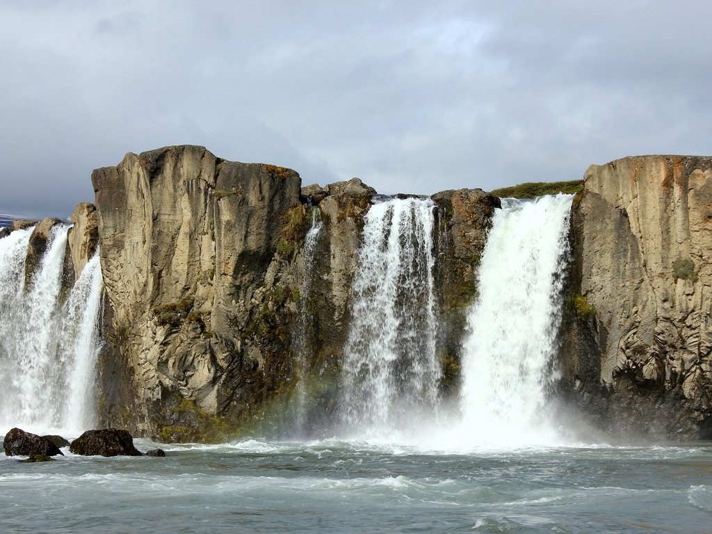 Обои скалы, водопад, исландия, гюдльфосс, sudur-tingeyjarsysla, goðafoss, водопад годафосс, rocks, waterfall, iceland, gullfoss разрешение 2048x1368 Загрузить