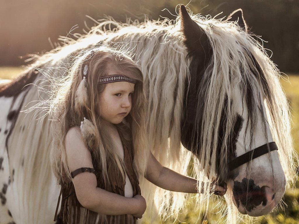 Обои фон, взгляд, девочка, волосы, пони, грива, лошадка, background, look, girl, hair, pony, mane, horse разрешение 2560x1707 Загрузить