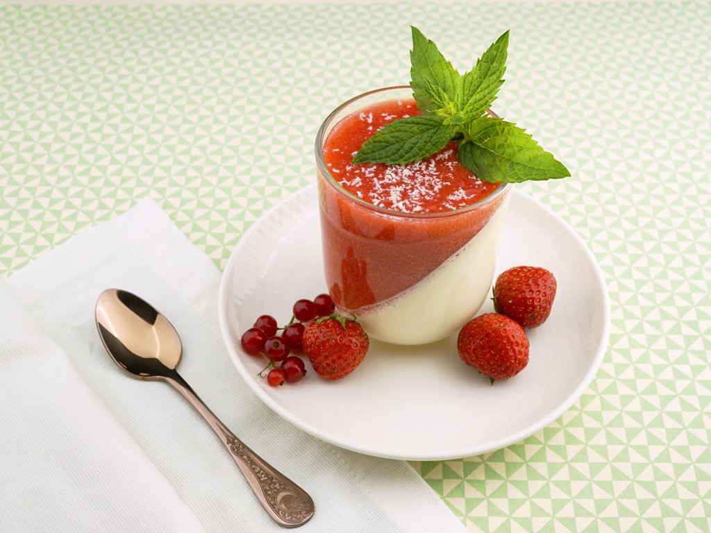 Обои клубника, блюдце, ягоды, коктейль, стакан, красная смородина, ложка, strawberry, saucer, berries, cocktail, glass, red currant, spoon разрешение 3872x2576 Загрузить