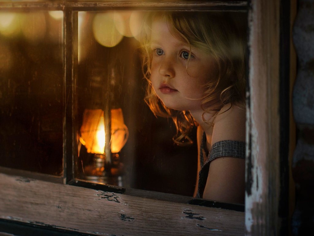 Обои свет, взгляд, лампа, девочка, волосы, лицо, окно, elena shumilova, light, look, lamp, girl, hair, face, window разрешение 2000x1879 Загрузить