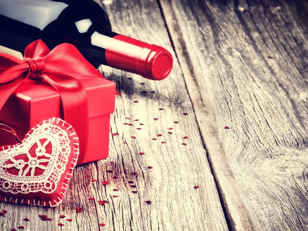Обои сердечко, вино, бутылка, подарок, бантик, деревянная поверхность, heart, wine, bottle, gift, bow, wooden surface разрешение 3216x2136 Загрузить