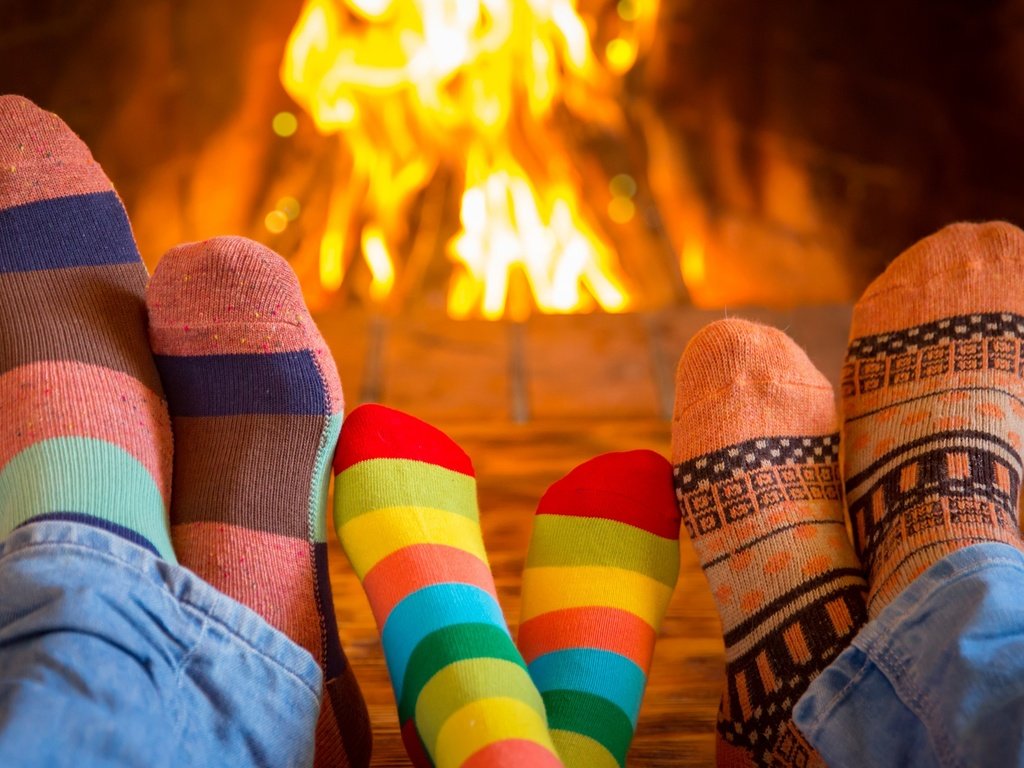 Обои настроение, огонь, ноги, камин, семья, носки, носочки, mood, fire, feet, fireplace, family, socks разрешение 2880x1800 Загрузить