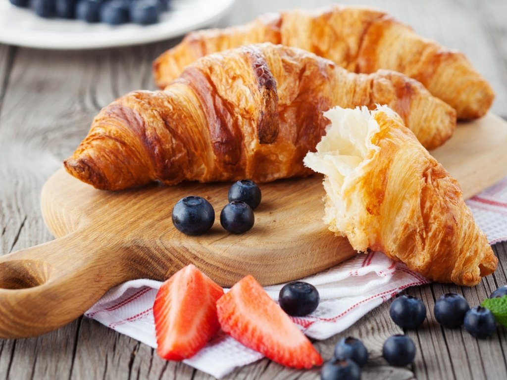 Обои клубника, ягоды, черника, выпечка, десерт, круассаны, strawberry, berries, blueberries, cakes, dessert, croissants разрешение 2000x1319 Загрузить