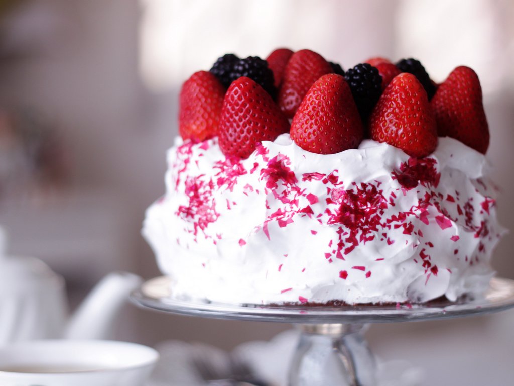 Обои клубника, ягоды, сладкое, торт, десерт, ежевика, крем, strawberry, berries, sweet, cake, dessert, blackberry, cream разрешение 2048x1365 Загрузить