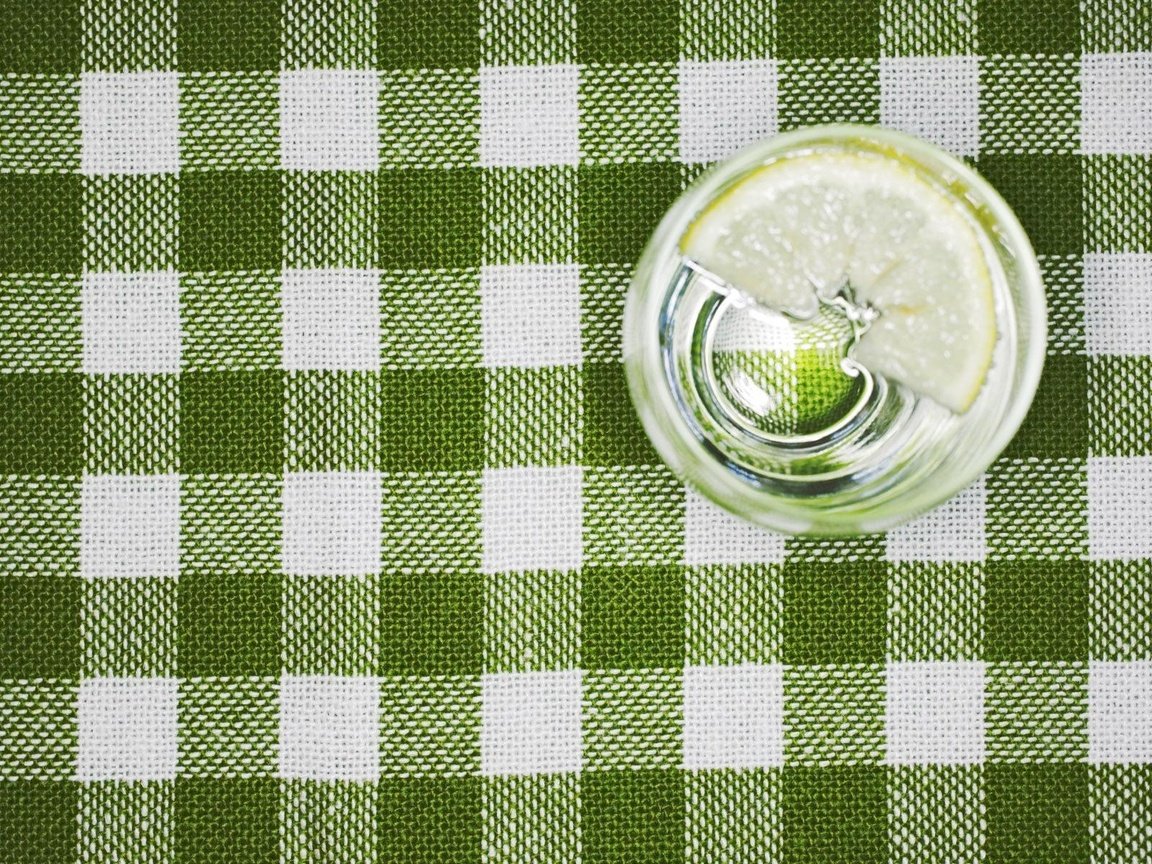 Обои вода, макро, лимон, стакан, скатерть, water, macro, lemon, glass, tablecloth разрешение 1920x1200 Загрузить