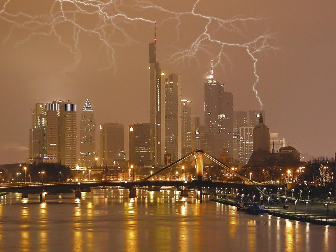 Обои тучи, молния, город, clouds, lightning, the city разрешение 1999x1333 Загрузить