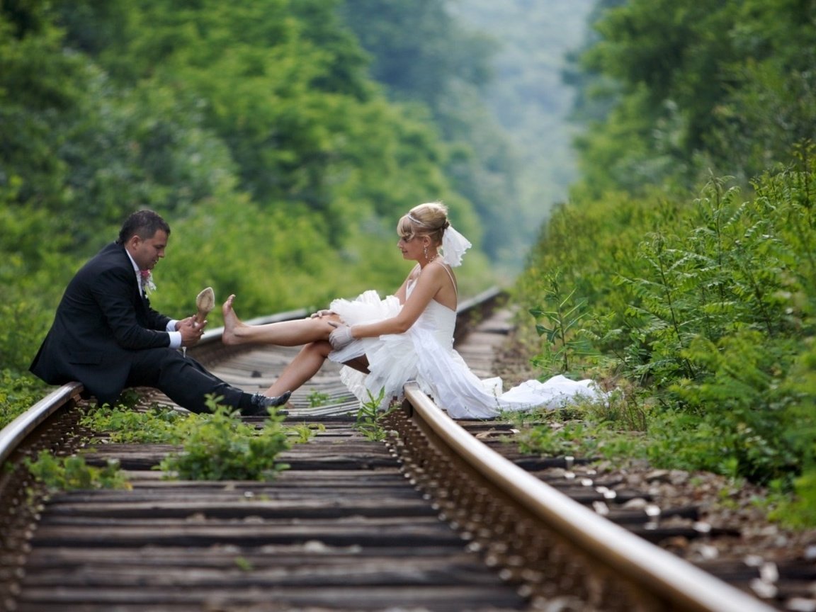 Обои фон, ситуации, жених, свадьба, невеста, и, на рельсах, background, situation, the groom, wedding, the bride, and, on the rails разрешение 1920x1080 Загрузить