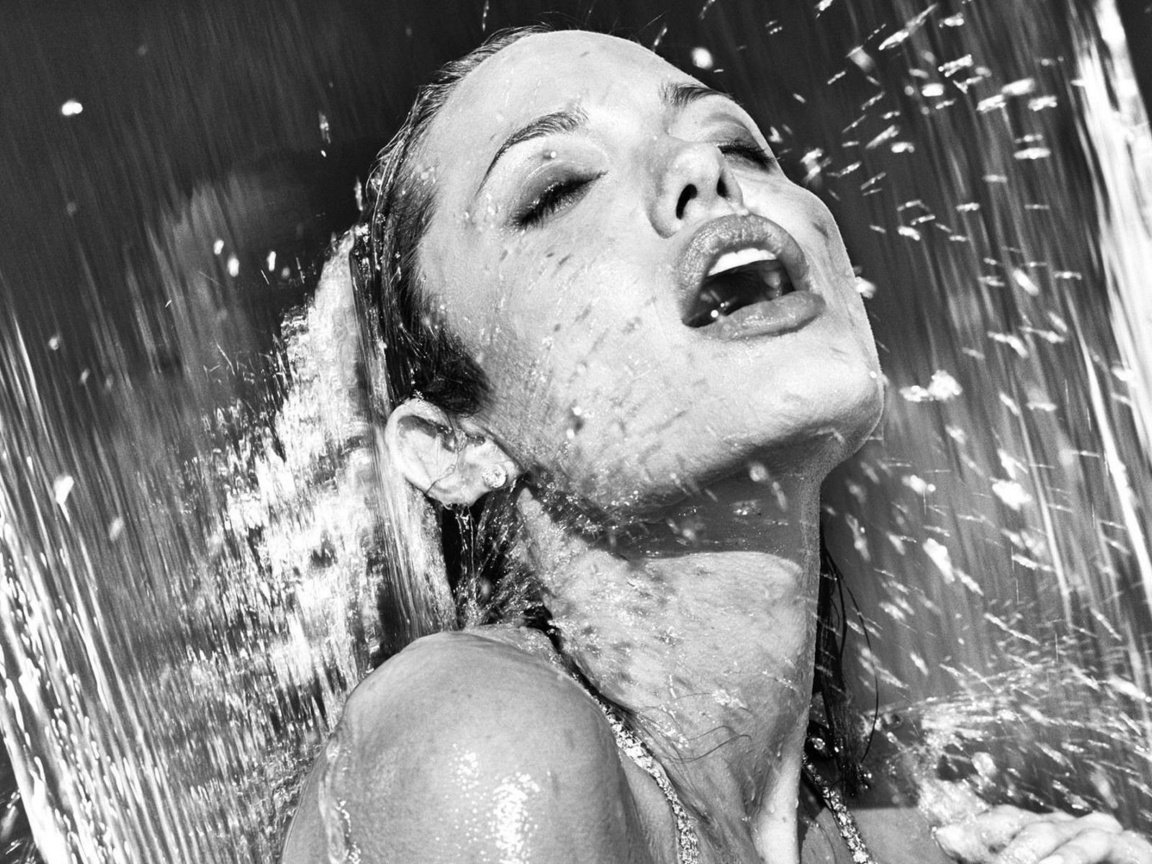 Обои вода, черно-белая, душ, анджелина джоли, water, black and white, shower, angelina jolie разрешение 1920x1200 Загрузить