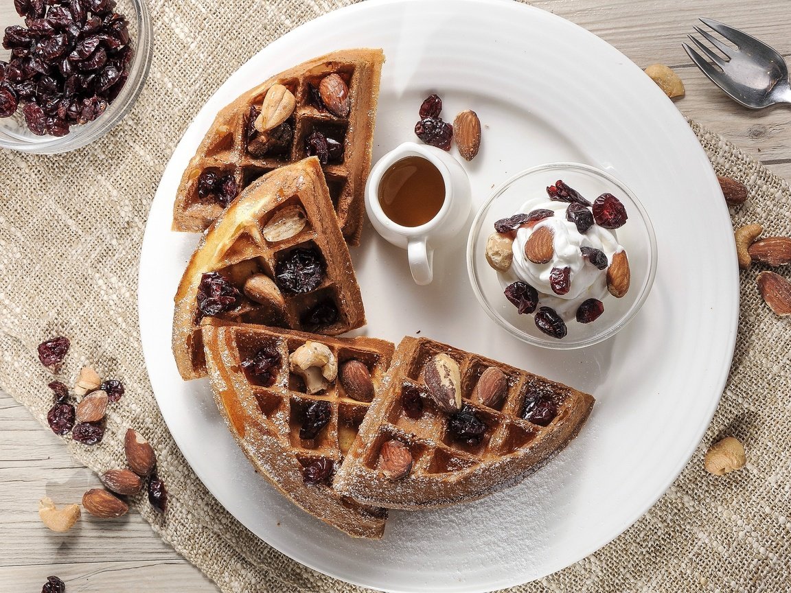 Обои орехи, шоколад, десерт, вафли, изюм, венские вафли, nuts, chocolate, dessert, waffles, raisins, viennese waffles разрешение 2048x1380 Загрузить