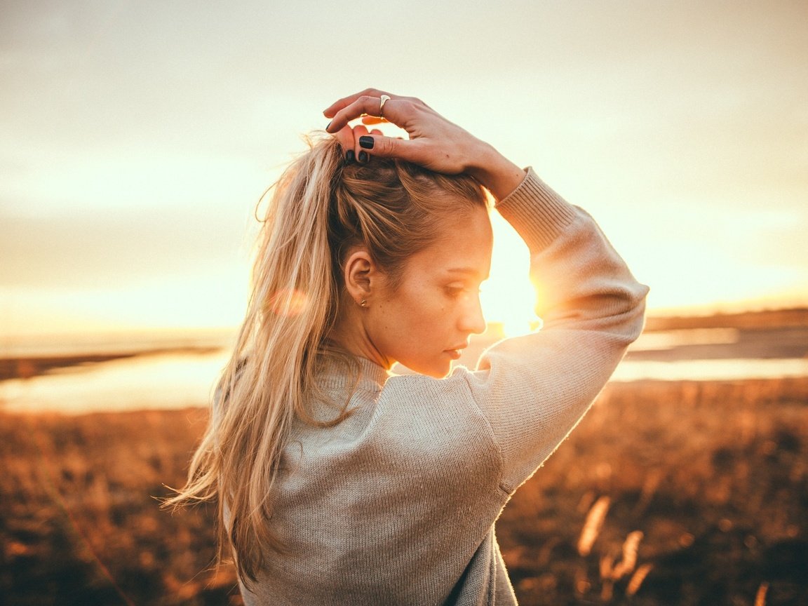 Обои солнце, закат, девушка, блондинка, портрет, the sun, sunset, girl, blonde, portrait разрешение 2048x1366 Загрузить