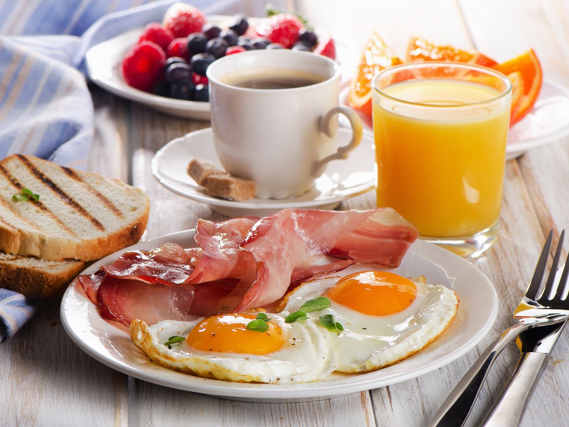 Обои яичница, кофе, бекон, вилка, хлеб, чашка, завтрак, стакан, тарелка, сок, scrambled eggs, coffee, bacon, plug, bread, cup, breakfast, glass, plate, juice разрешение 3600x2384 Загрузить