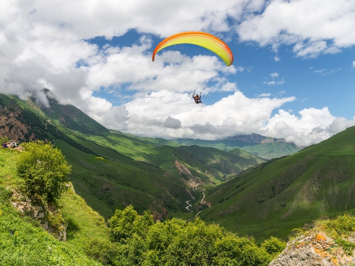 Обои облака, горы, полет, спорт, экстрим, купол, параглайдинг, параплан, clouds, mountains, flight, sport, extreme, the dome, paragliding, paraglider разрешение 1920x1204 Загрузить