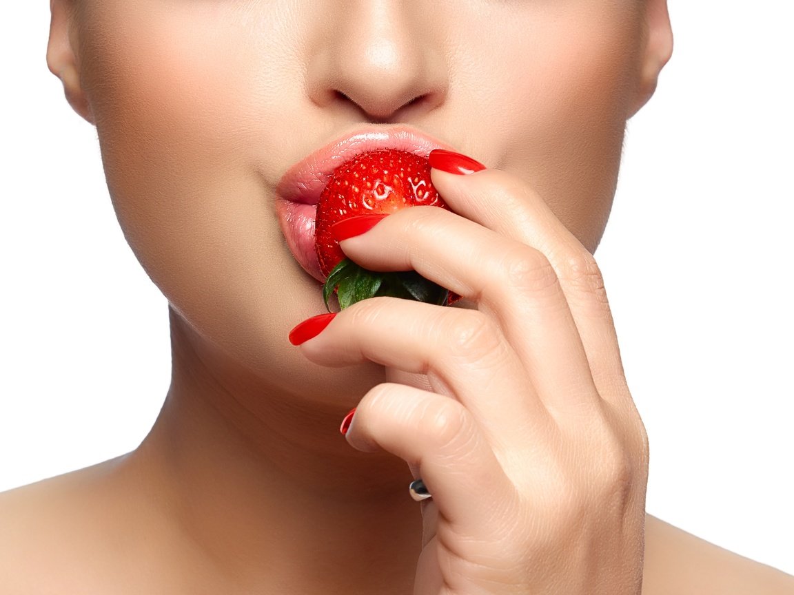 Обои рука, девушка, фон, клубника, губы, лицо, hand, girl, background, strawberry, lips, face разрешение 8000x5277 Загрузить