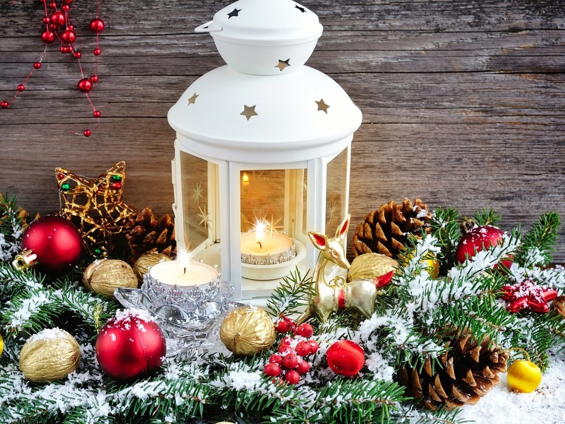 Обои свечи, новый год, фонарь, рождество, шишки, елочные игрушки, candles, new year, lantern, christmas, bumps, christmas decorations разрешение 2880x1800 Загрузить