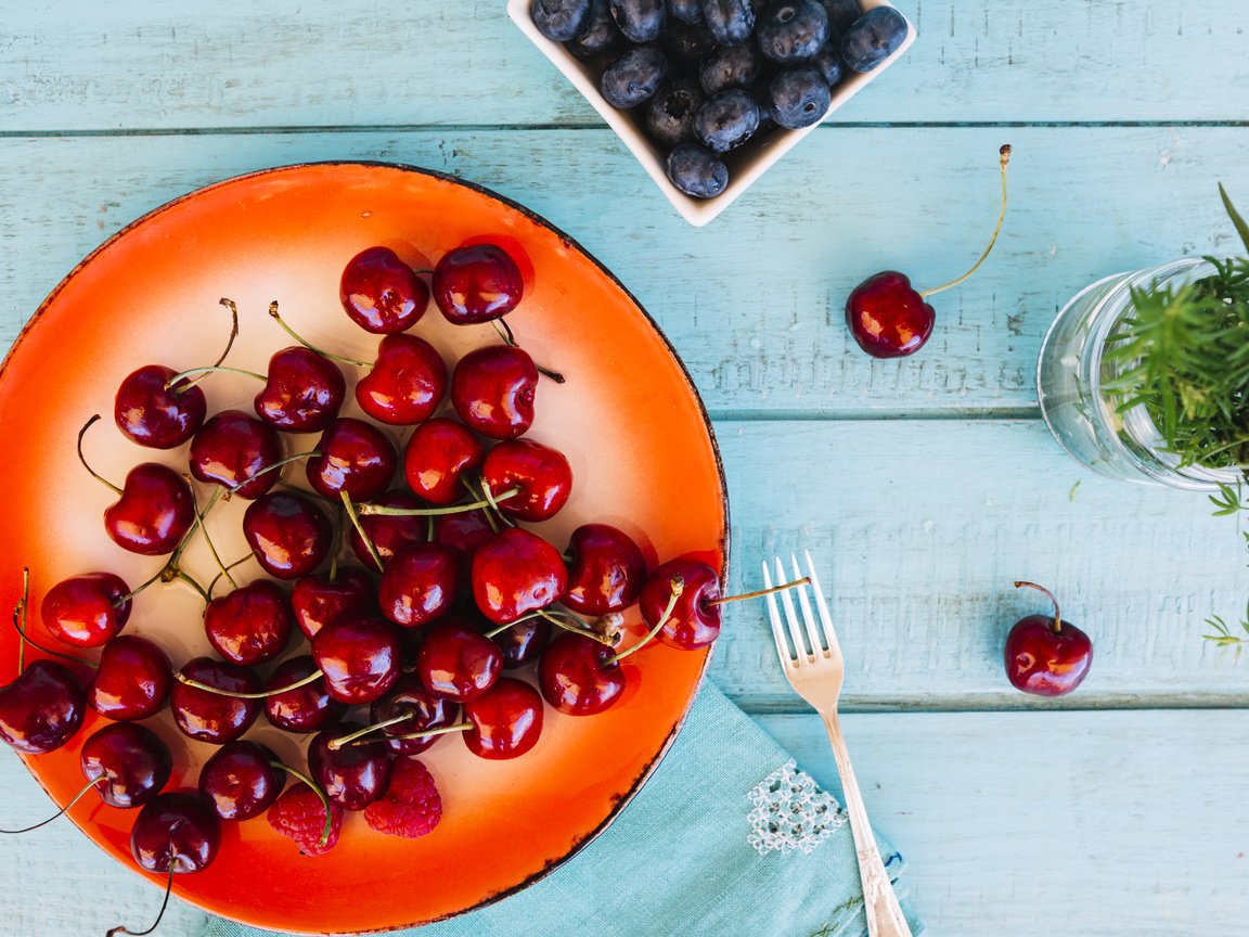 Обои ягоды, вишня, черника, тарелка, berries, cherry, blueberries, plate разрешение 5242x3495 Загрузить