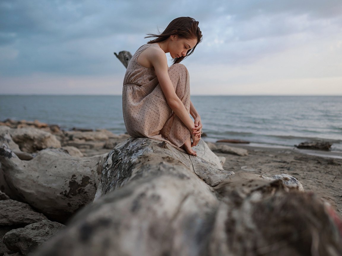 Обои камни, берег, девушка, море, платье, поза, stones, shore, girl, sea, dress, pose разрешение 2112x1188 Загрузить