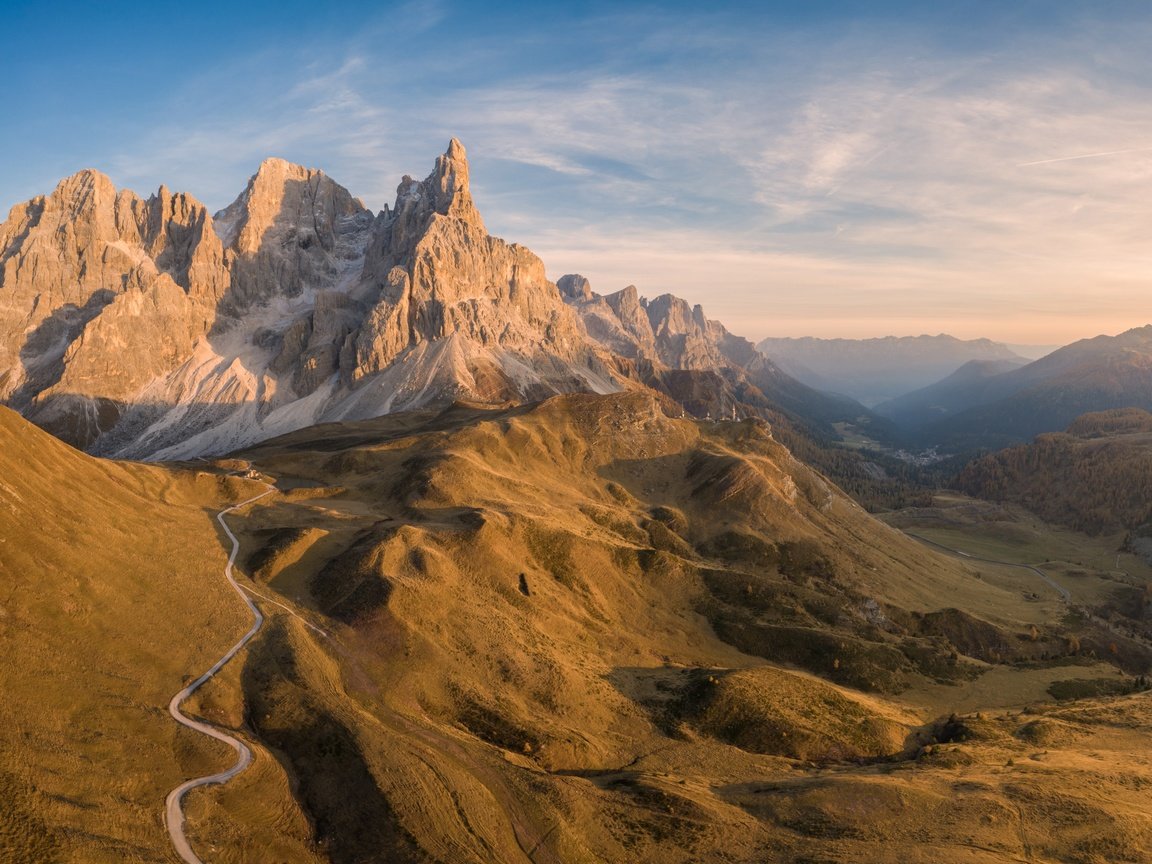 Обои свет, горы, утро, панорама, вершины, склоны, доломиты, light, mountains, morning, panorama, tops, the slopes, the dolomites разрешение 4653x2149 Загрузить