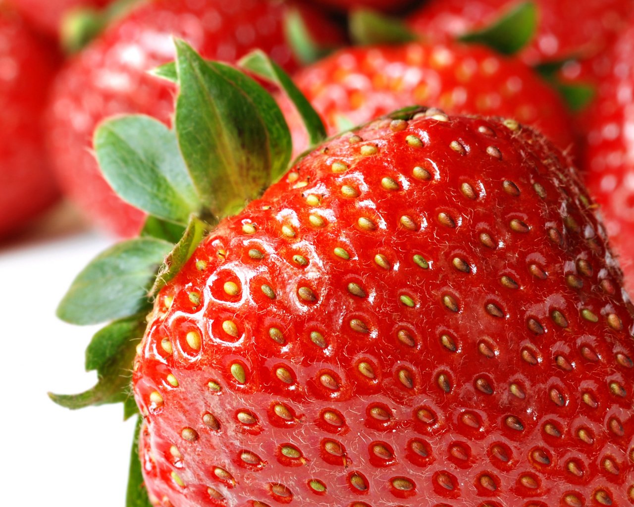 Обои макро, ягода, клубника, macro, berry, strawberry разрешение 1920x1200 Загрузить