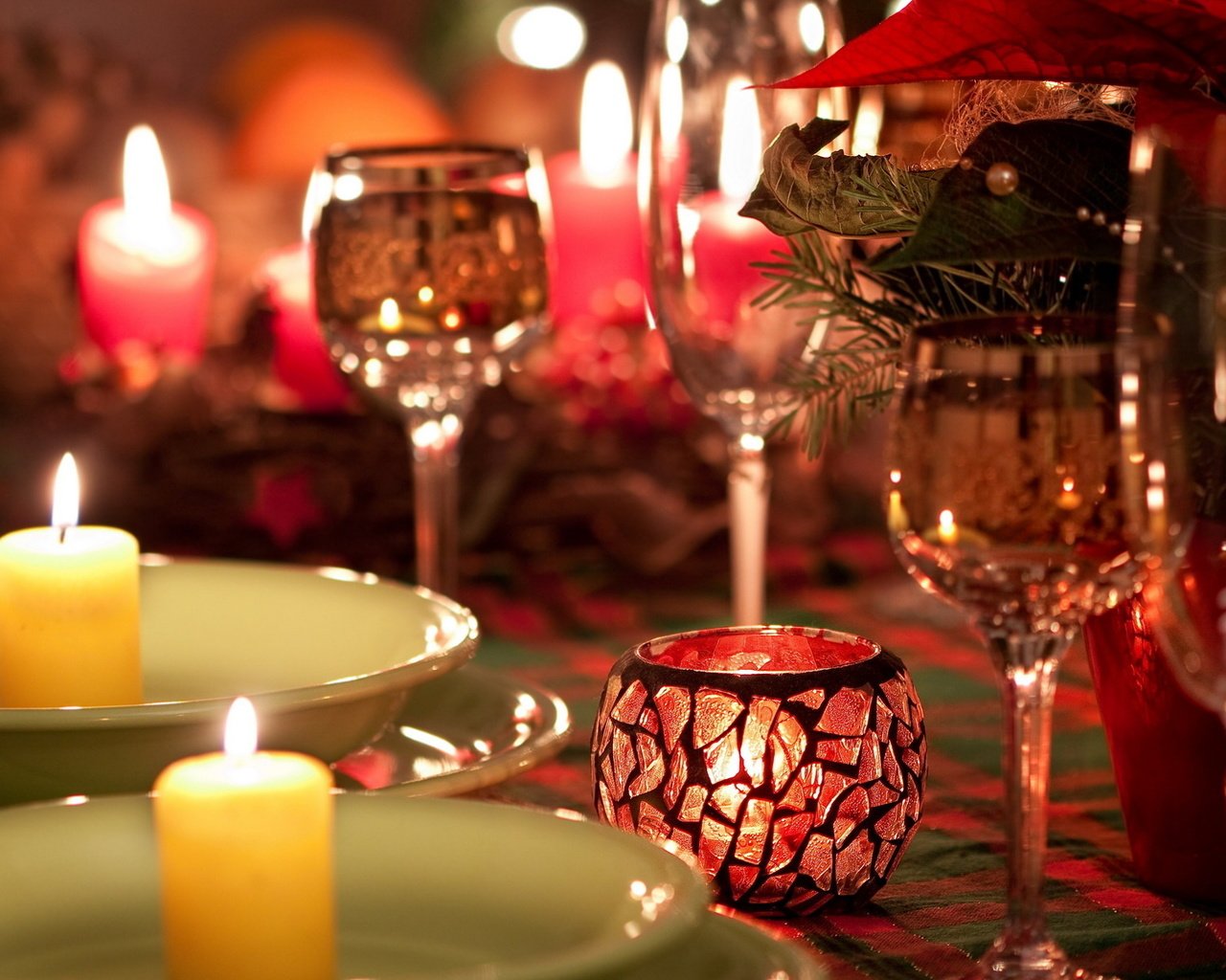 Обои свечи, огонь, стол, романтика, тарелки, бокалы, candles, fire, table, romance, plates, glasses разрешение 1920x1200 Загрузить