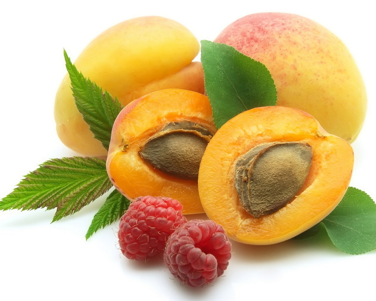 Обои малина, листочки, абрикос, ягоды, raspberry, leaves, apricot, berries разрешение 1920x1200 Загрузить