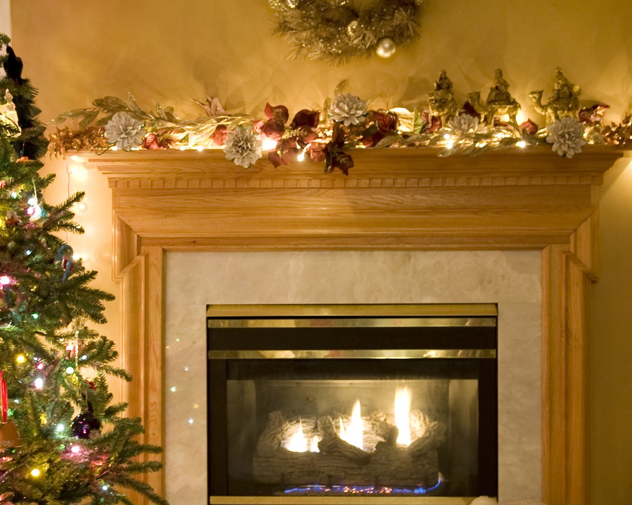Обои новый год, елка, зима, камин, рождество, гирлянда, уют, new year, tree, winter, fireplace, christmas, garland, comfort разрешение 3433x1280 Загрузить