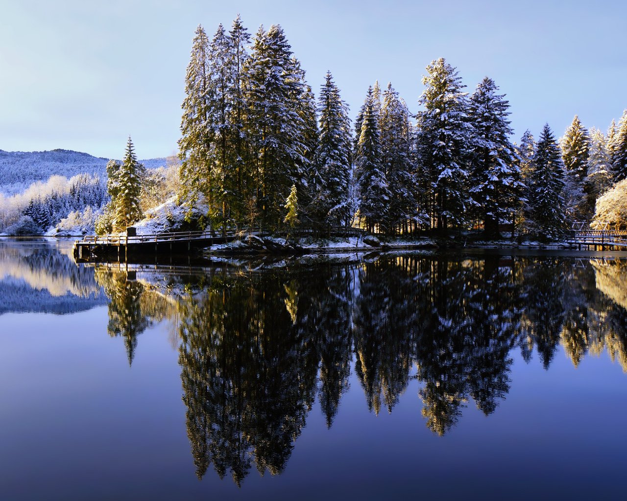 Обои небо, сосны, озеро, снег, природа, лес, зима, отражение, иней, the sky, pine, lake, snow, nature, forest, winter, reflection, frost разрешение 1920x1280 Загрузить