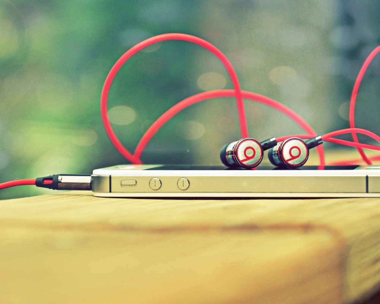 Обои наушники, iphone 4 apple, beats by dr dre, headphones, the apple iphone 4 разрешение 4288x2848 Загрузить