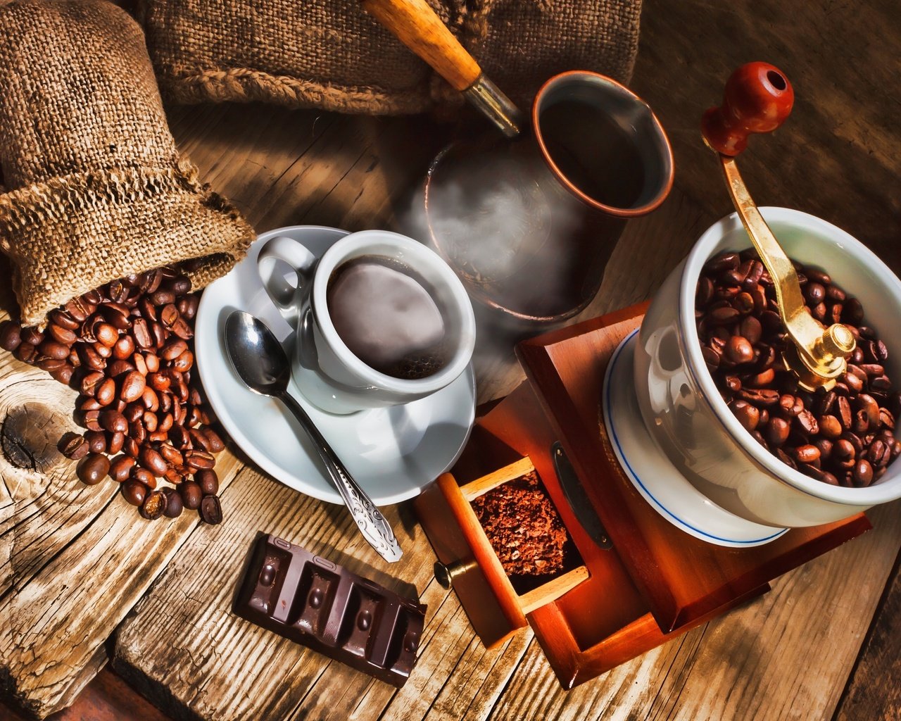 Обои кофе, шоколад, кофейные зерна, турка, кофемолка, coffee, chocolate, coffee beans, turk, coffee grinder разрешение 2560x1600 Загрузить