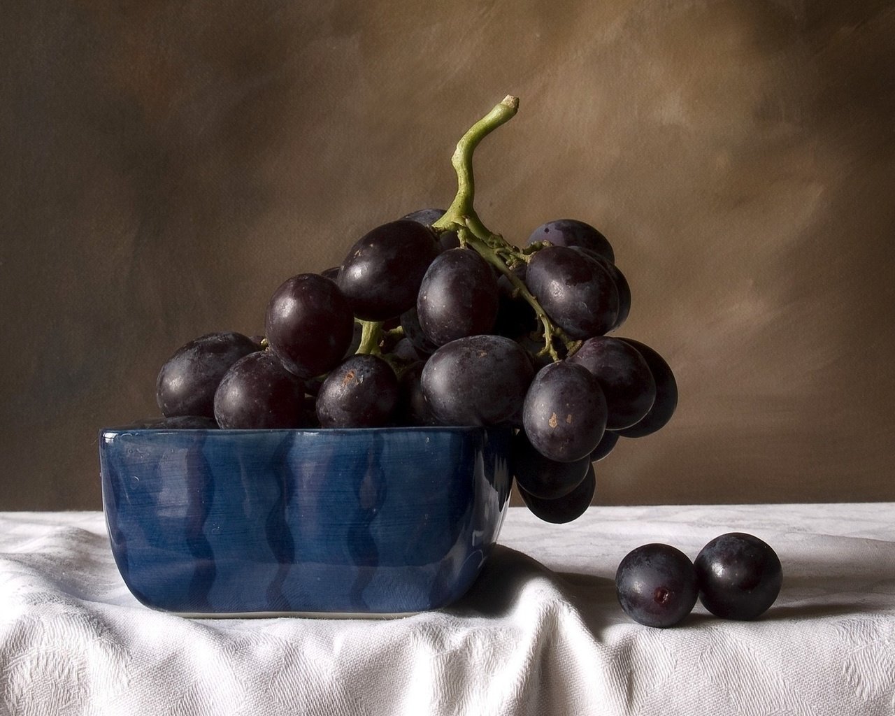Обои виноград, фрукты, черный, натюрморт, grapes, fruit, black, still life разрешение 1920x1200 Загрузить