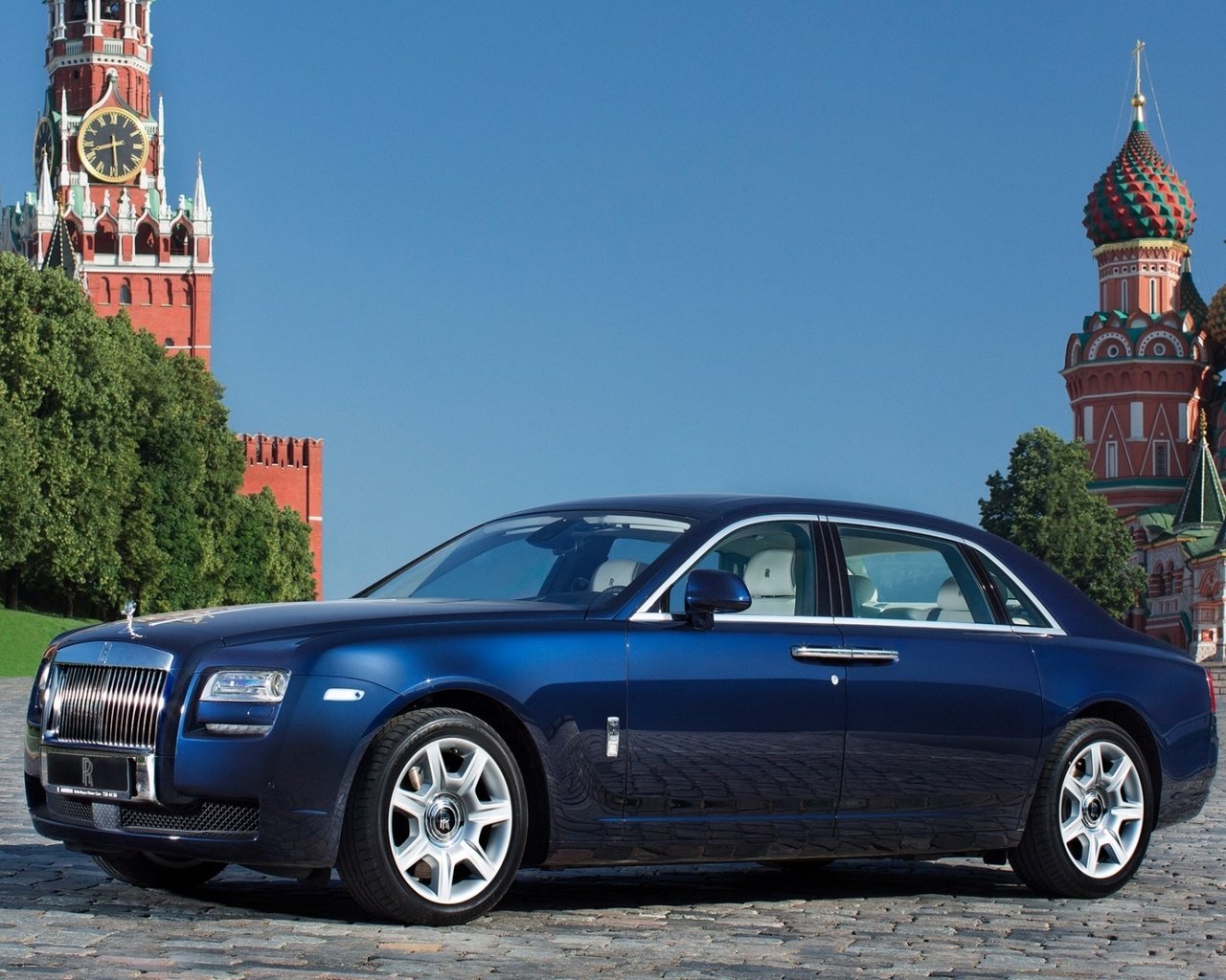 Обои небо, гост, синий, rolls-royce.ghost, extended wheelbase, кремль, собор василия блаженного, лимузин, спасская башня, красная площадь, передок, роллс-ройс, the sky, gost, blue, the kremlin, st. basil's cathedral, limousine, spasskaya tower, red square, the front, rolls-royce разрешение 1920x1200 Загрузить