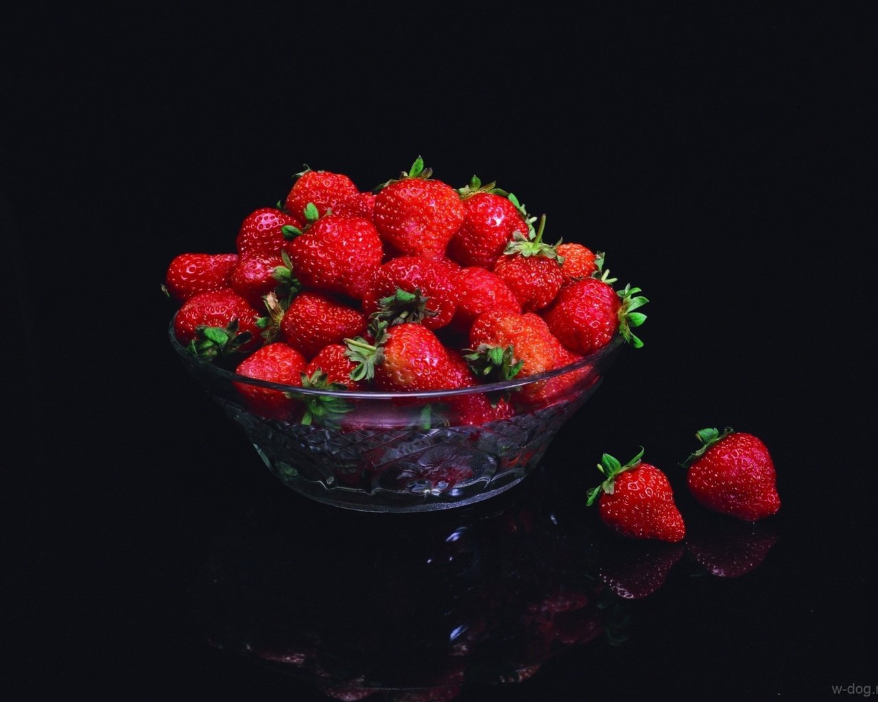 Обои клубника, черный фон, ягоды, ваза, strawberry, black background, berries, vase разрешение 1920x1440 Загрузить