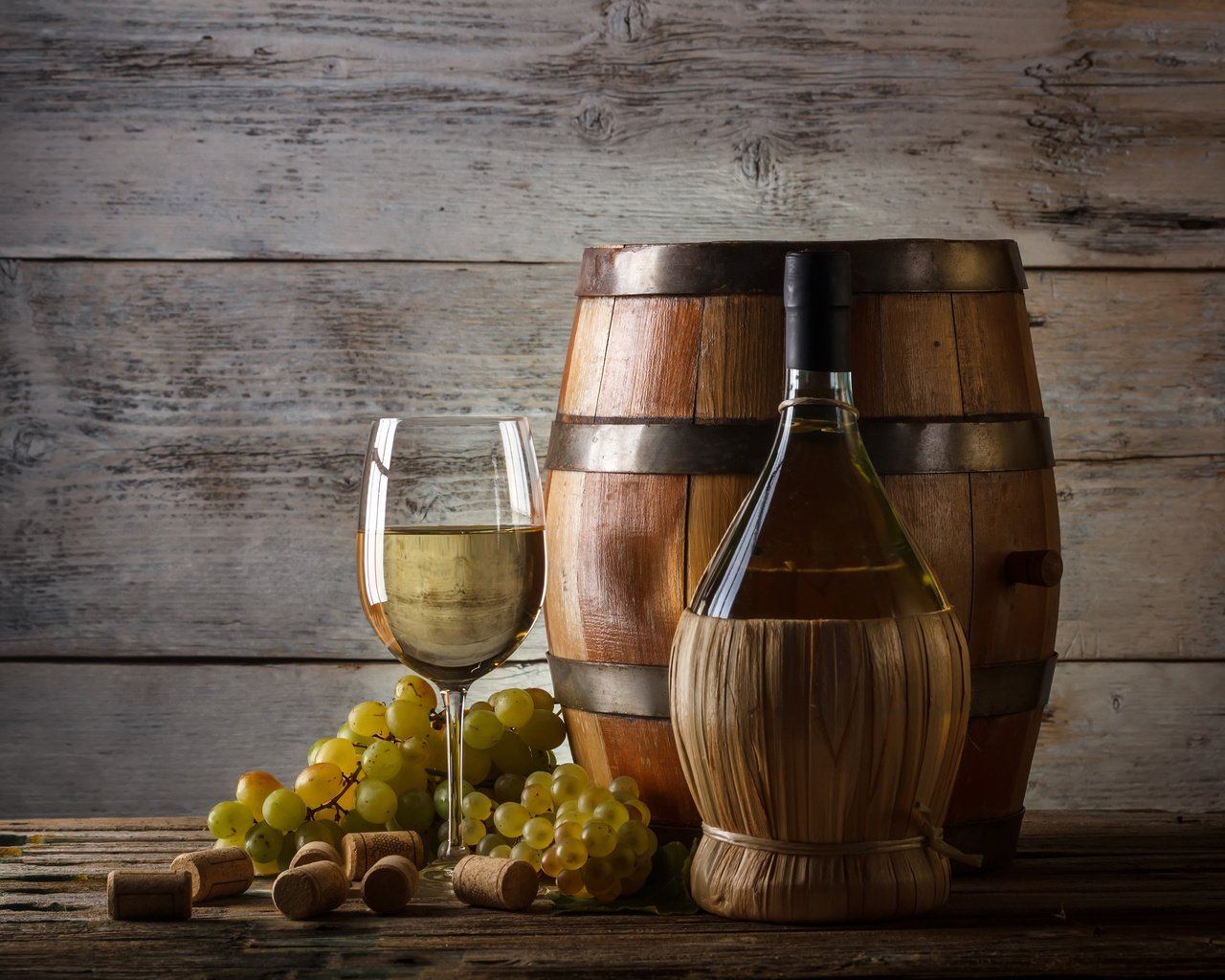 Обои виноград, бокал, вино, белое, бутылка, пробки, бочонок, грозди, grapes, glass, wine, white, bottle, tube, barrel, bunches разрешение 4413x2942 Загрузить