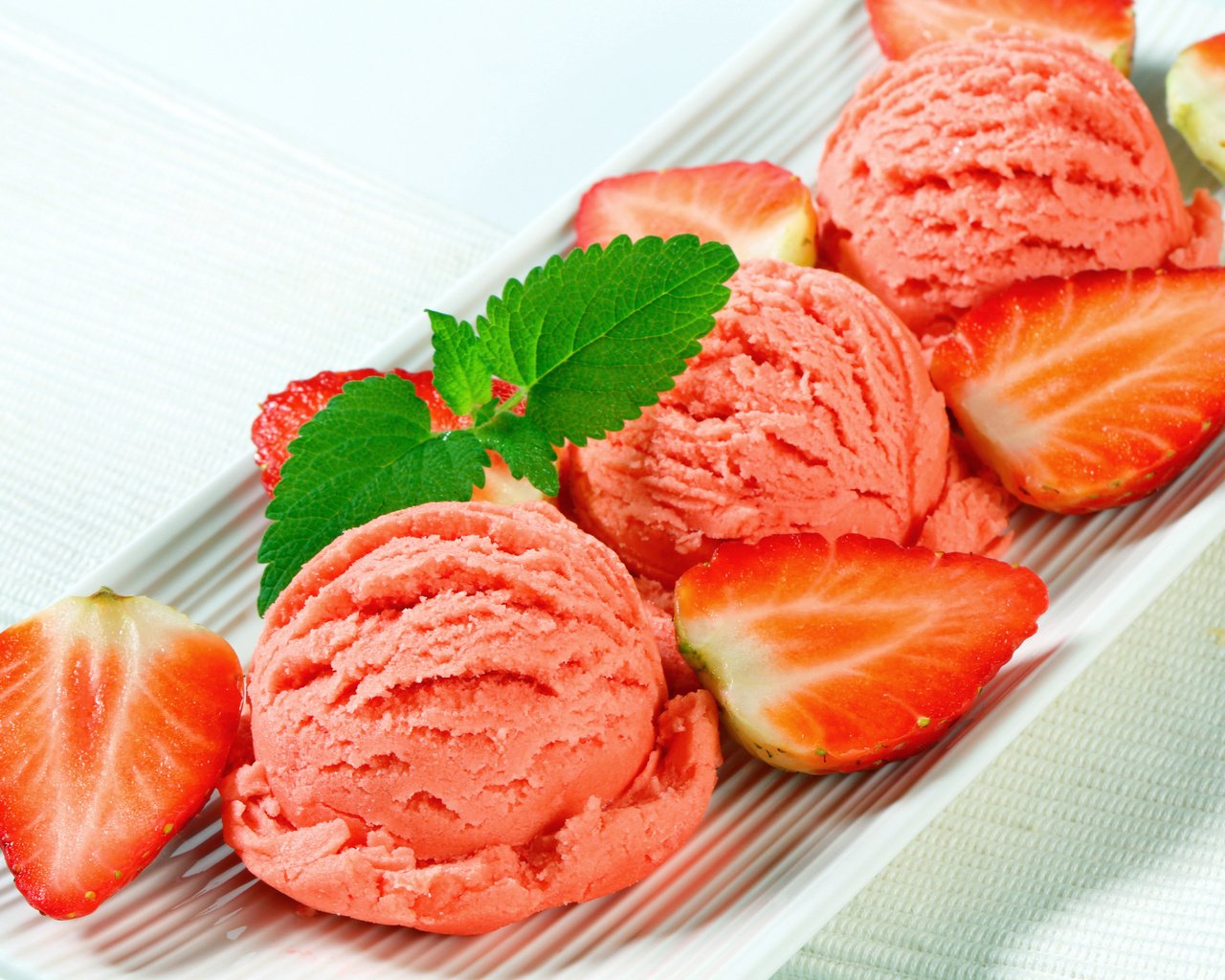 Обои мороженое, клубника, сладости, ягоды, мороженное, десерт, ice cream, strawberry, sweets, berries, dessert разрешение 4225x2816 Загрузить