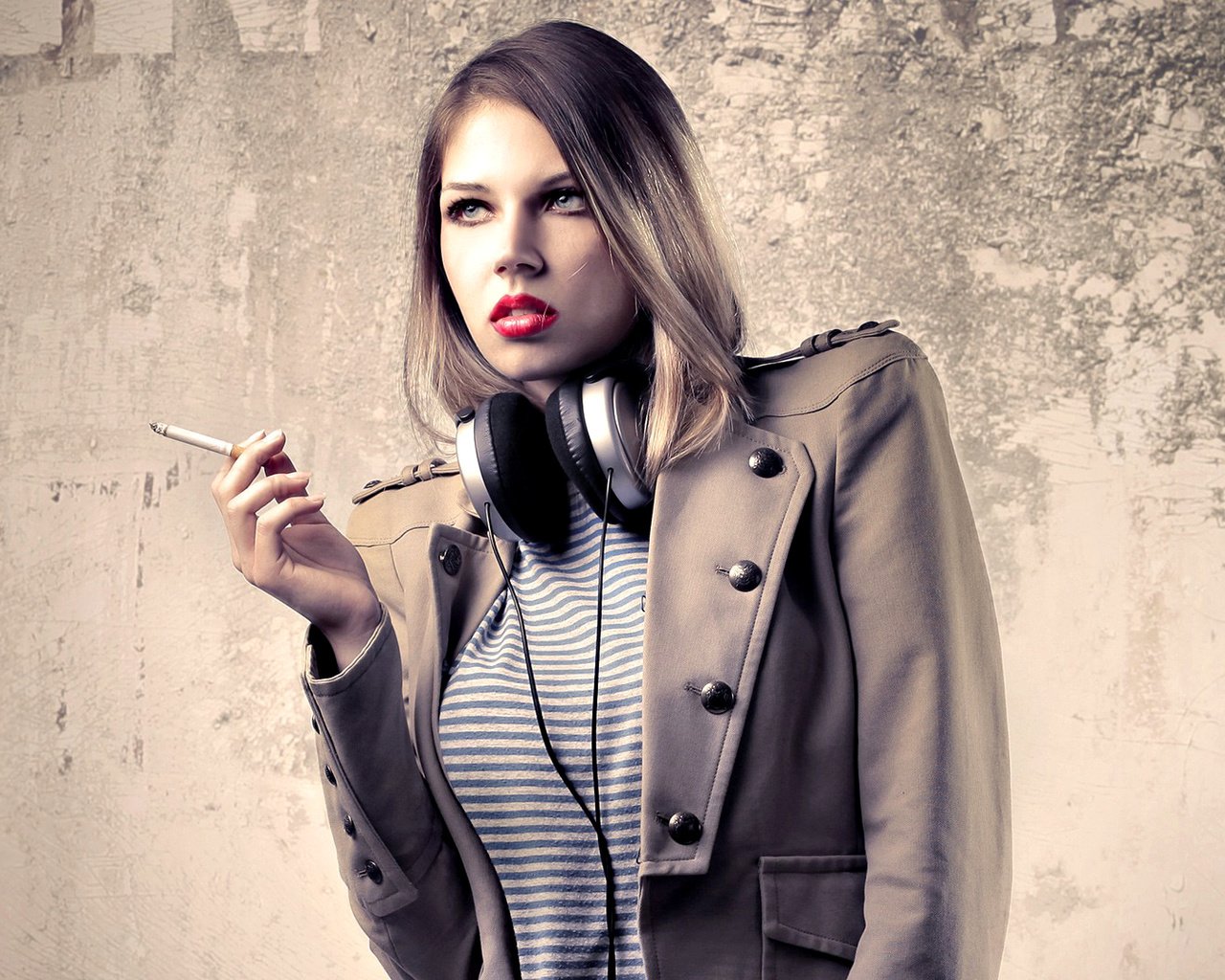 Обои девушка, взгляд, наушники, губы, лицо, сигарета, girl, look, headphones, lips, face, cigarette разрешение 1920x1080 Загрузить