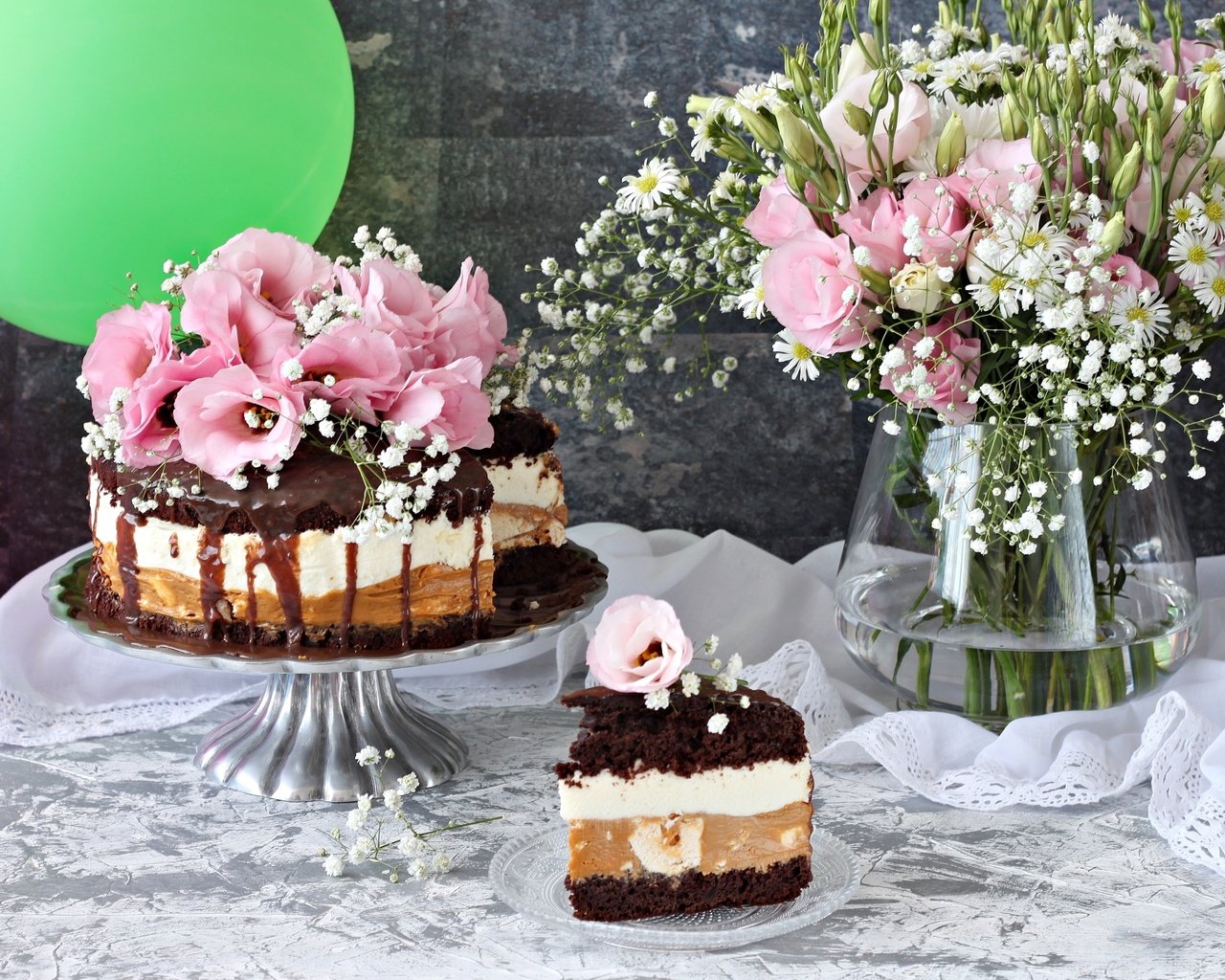 Обои цветы, шарики, шоколад, торт, эустома, flowers, balls, chocolate, cake, eustoma разрешение 2400x1615 Загрузить