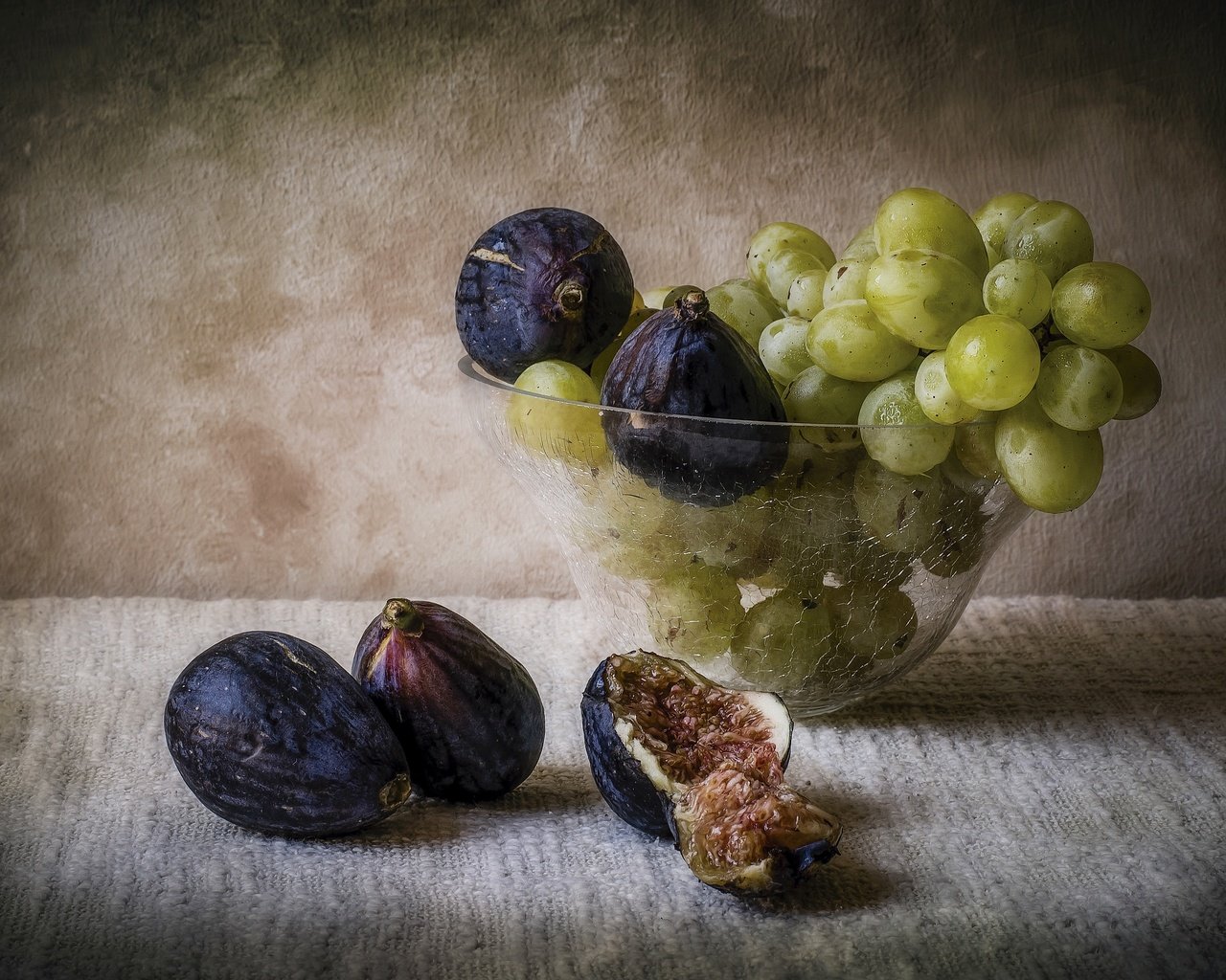 Обои виноград, фрукты, ваза, натюрморт, инжир, grapes, fruit, vase, still life, figs разрешение 2880x1920 Загрузить