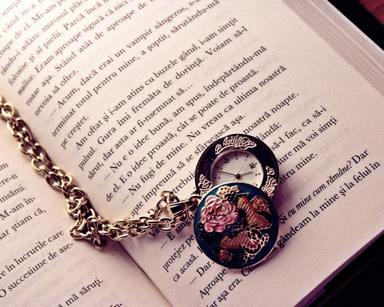 Обои буквы, часы, книга, стрелки, цепочка, страницы, letters, watch, book, arrows, chain, page разрешение 3456x2304 Загрузить