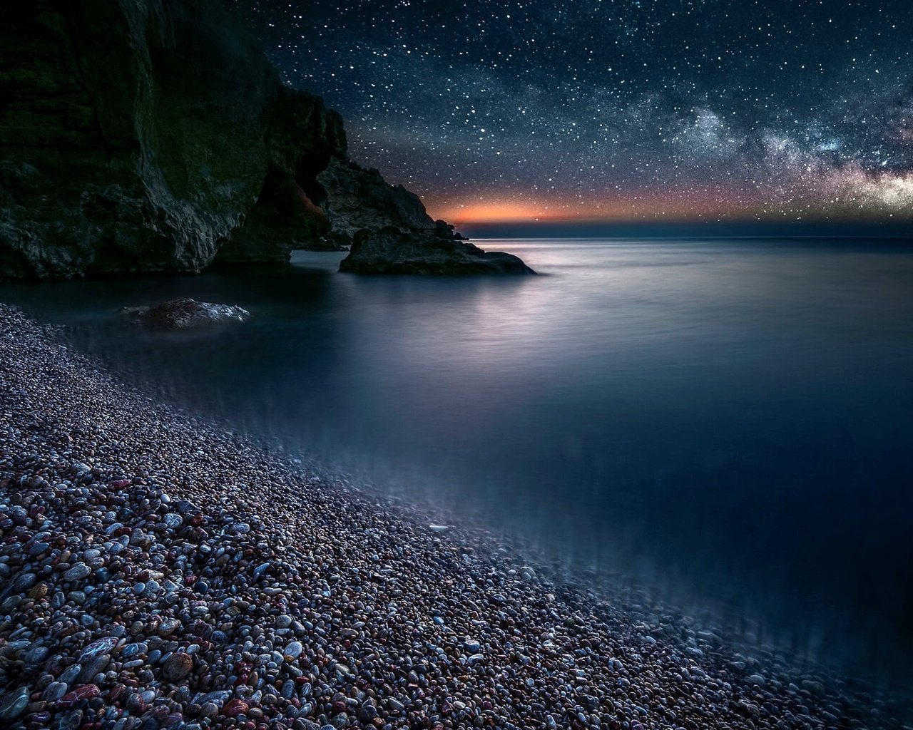 Обои небо, ночь, скалы, камни, море, звезды, пляж, the sky, night, rocks, stones, sea, stars, beach разрешение 1920x1200 Загрузить