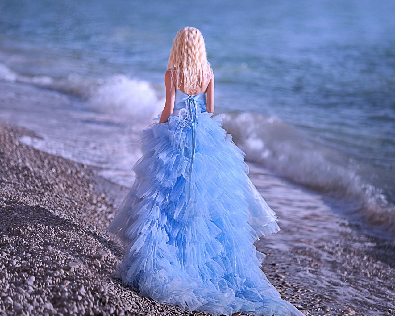 Обои девушка, море, платье, блондинка, спина, girl, sea, dress, blonde, back разрешение 2880x2229 Загрузить