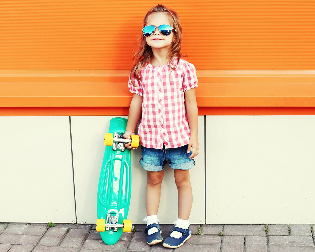 Обои лето, очки, девочка, скейтборд, дитя, little girls, summer, glasses, girl, skateboard, child разрешение 2350x1612 Загрузить