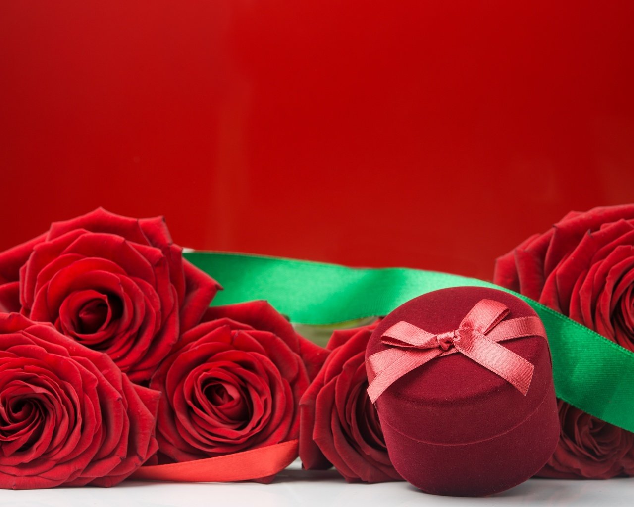 Обои розы, красные, букет, романтик, краcный,  цветы, коробочка, роз, roses, red, bouquet, romantic, flowers, box разрешение 2880x1920 Загрузить