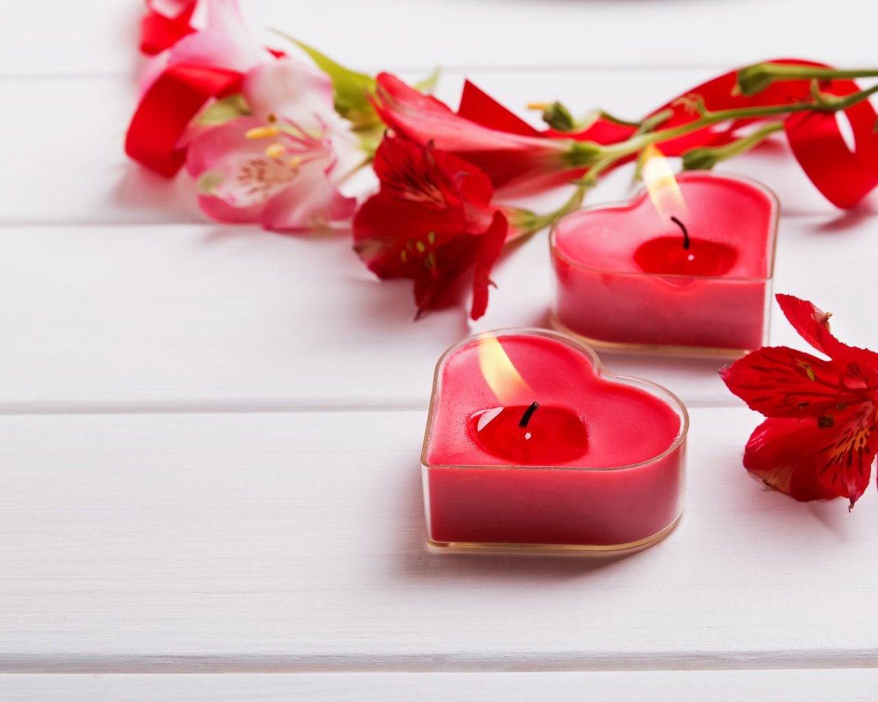 Обои цветы, свечи, сердечки, романтик, краcный,  цветы, cвечи, валентинов день, flowers, candles, hearts, romantic, red, valentine's day разрешение 5299x3533 Загрузить