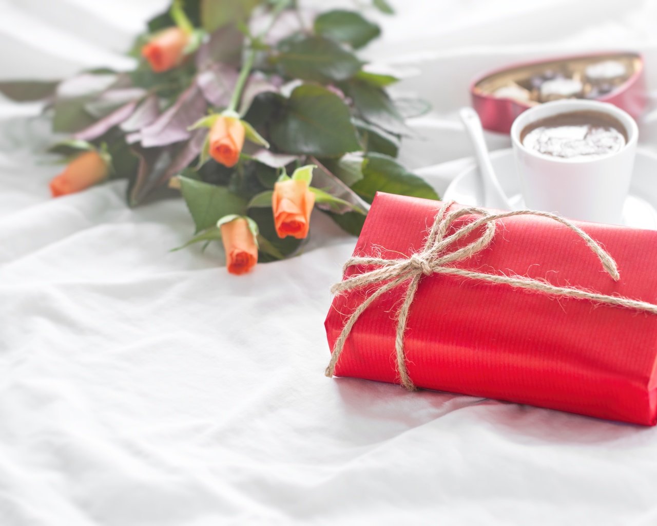 Обои розы, конфеты, сердце, любовь, подарок, шоколад, день святого валентина, roses, candy, heart, love, gift, chocolate, valentine's day разрешение 4752x3168 Загрузить