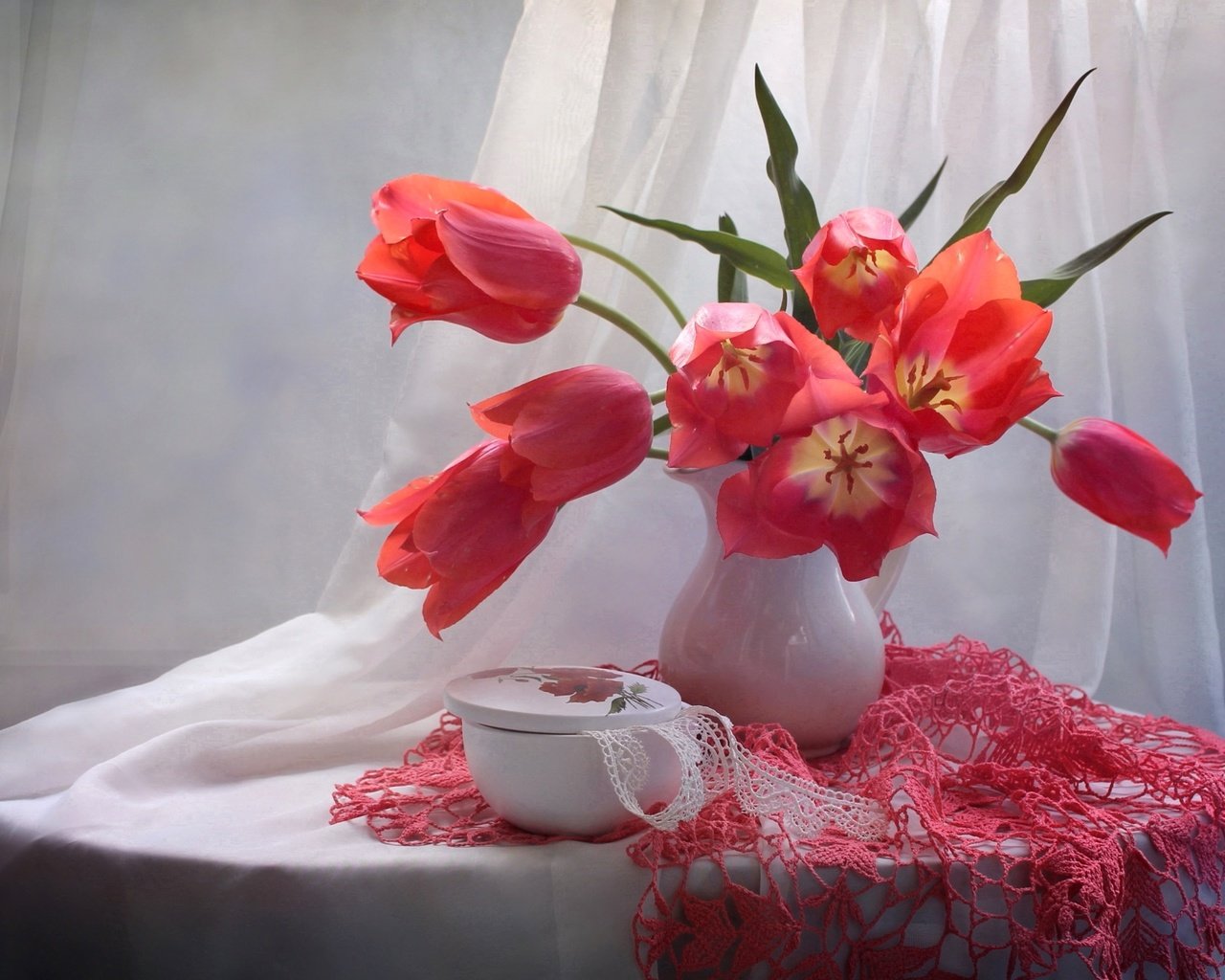 Обои цветы, букет, тюльпаны, ваза, салфетка, натюрморт, flowers, bouquet, tulips, vase, napkin, still life разрешение 1920x1274 Загрузить