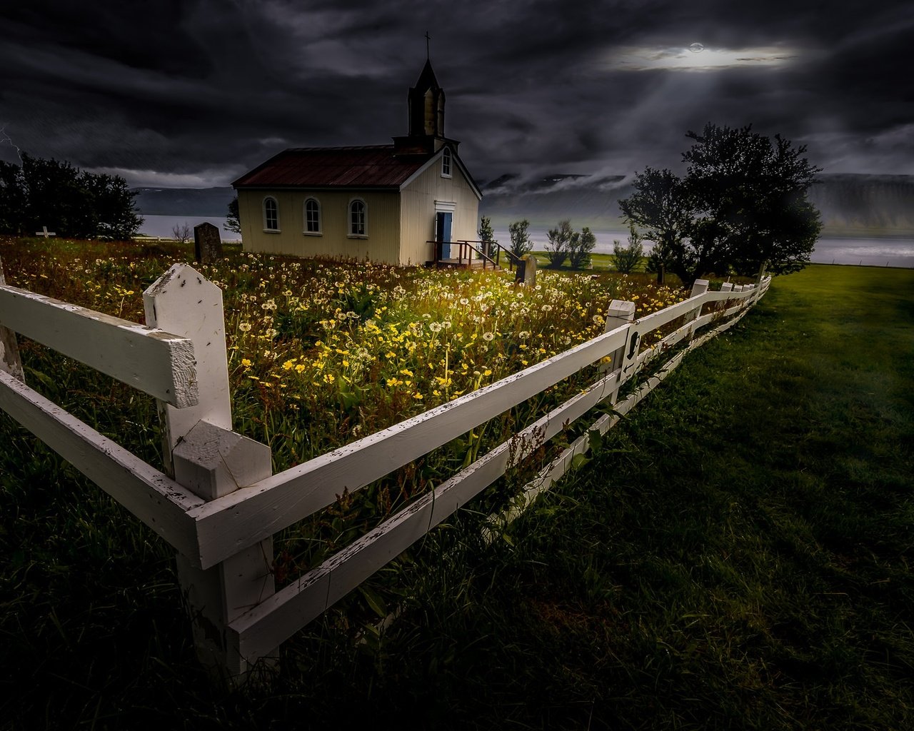 Обои ночь, забор, церковь, night, the fence, church разрешение 2048x1152 Загрузить