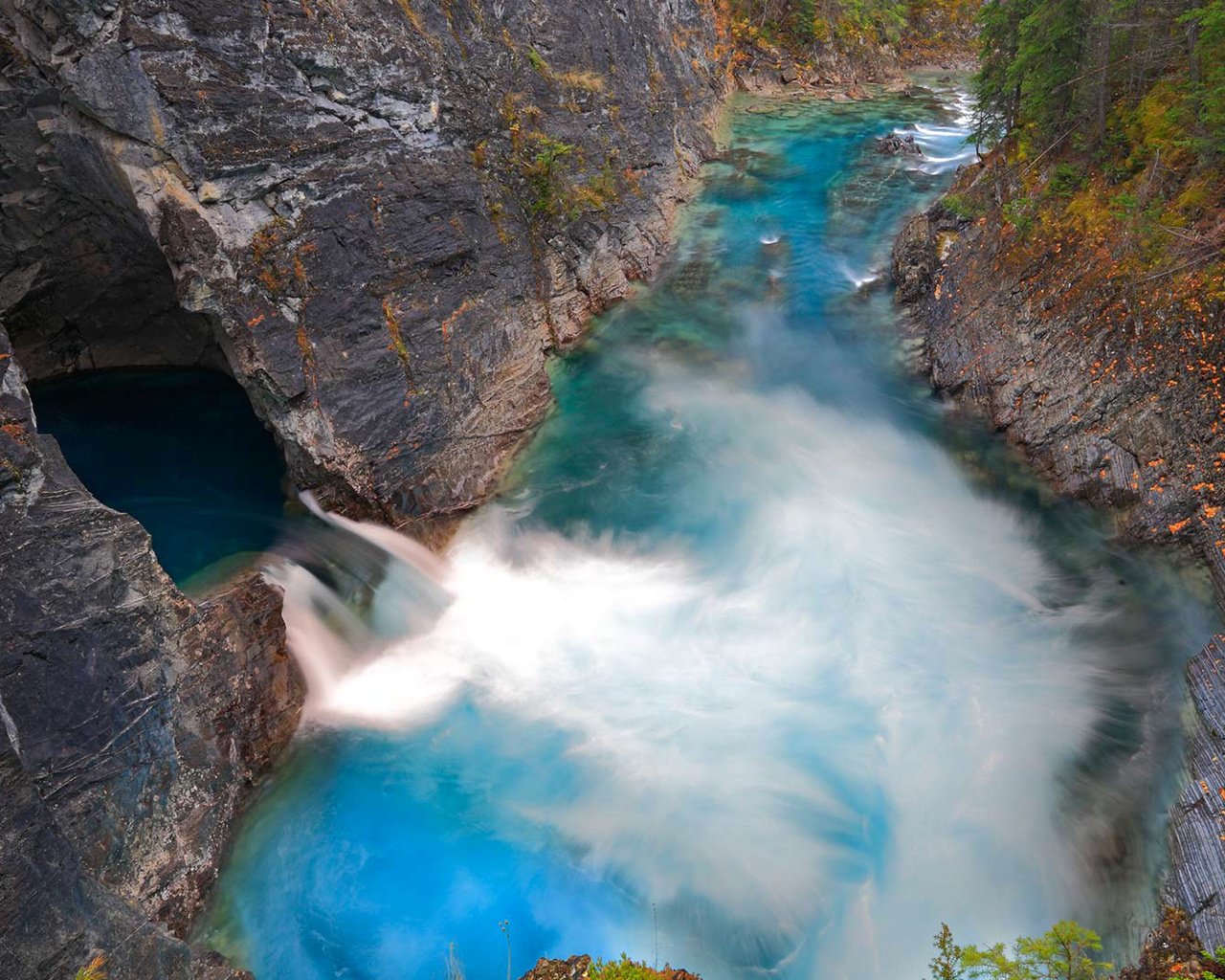 Обои скалы, водопад, канада, британская колумбия, кросс-ривер-фолс, rocks, waterfall, canada, british columbia, cross-river falls разрешение 1920x1080 Загрузить