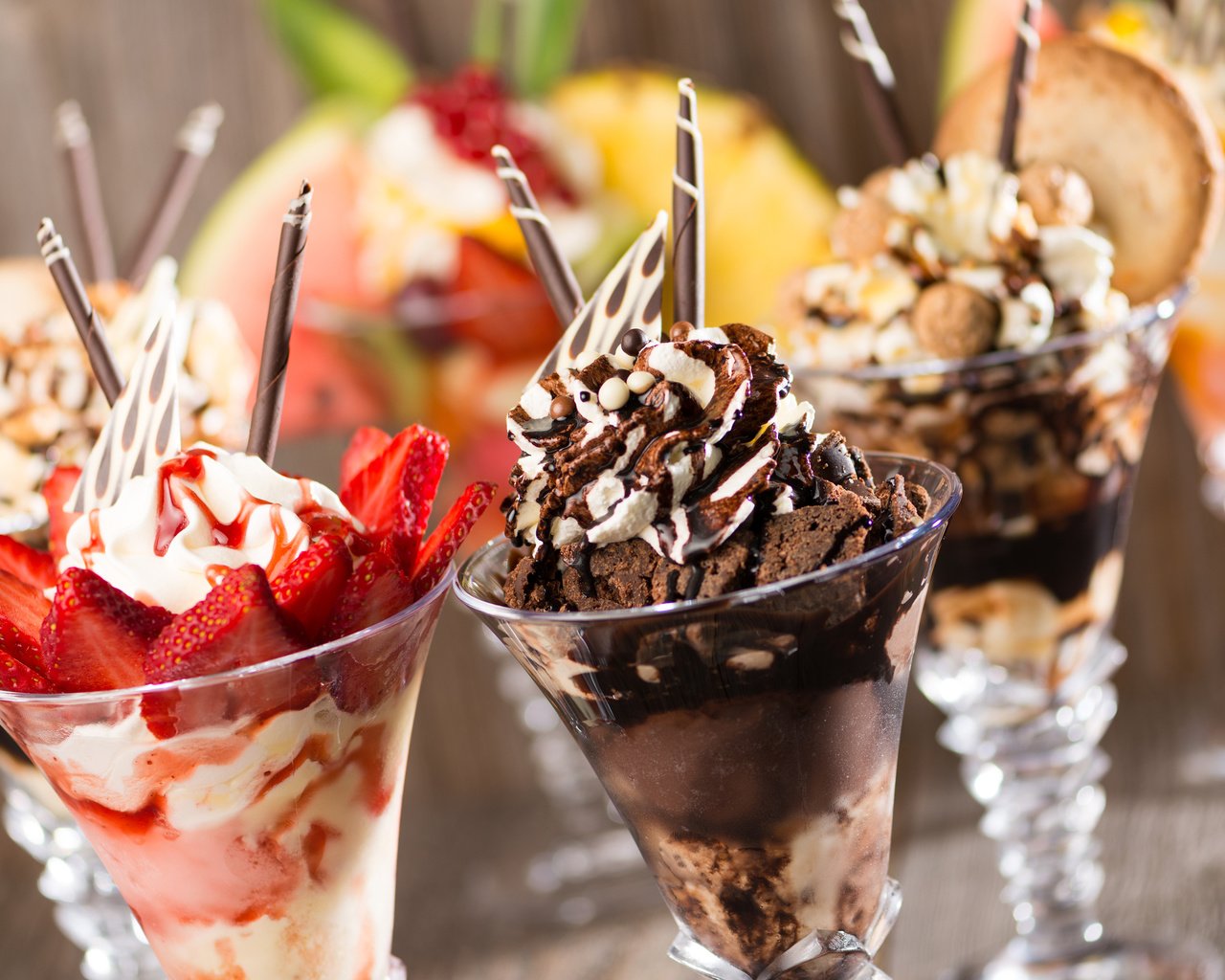 Обои орехи, мороженое, клубника, ягоды, шоколад, сладкое, десерт, nuts, ice cream, strawberry, berries, chocolate, sweet, dessert разрешение 3840x2400 Загрузить